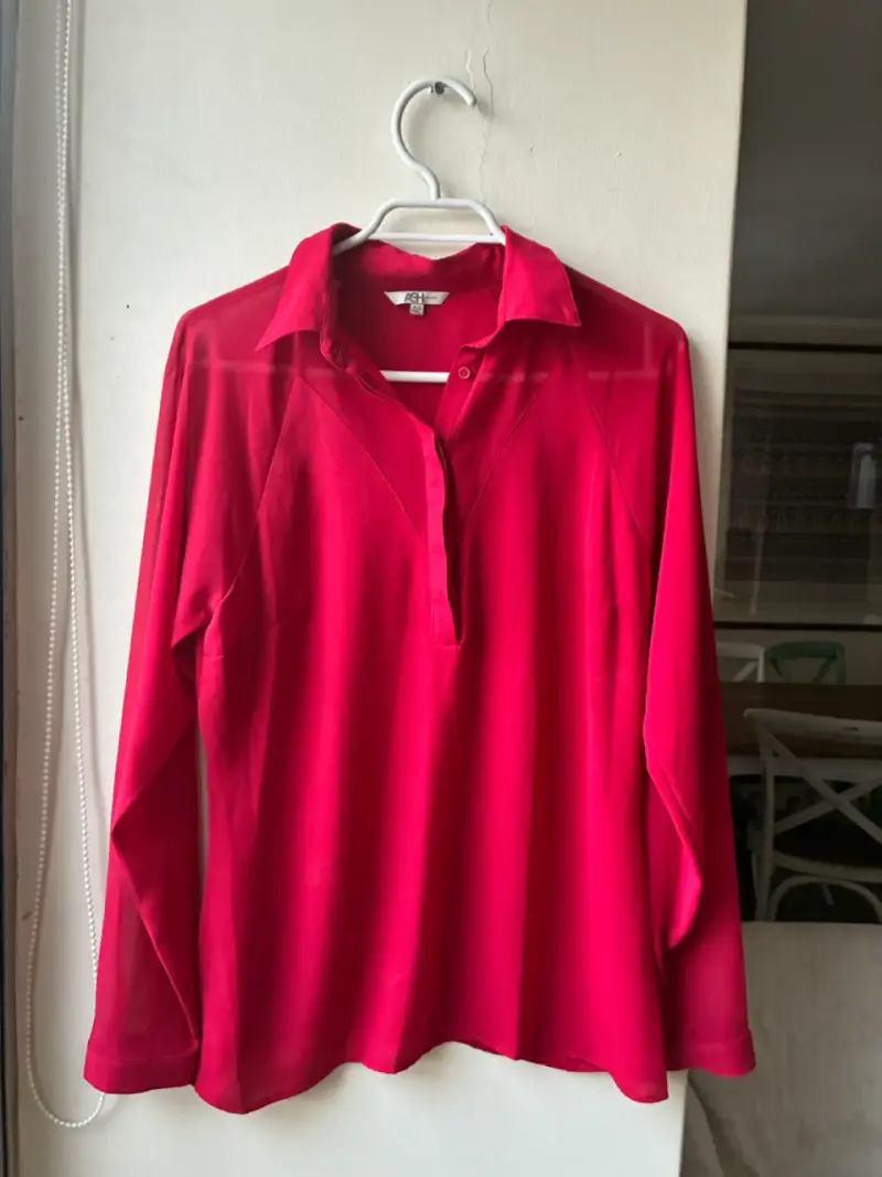 Blusa roja de manga larga para mujer