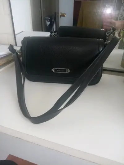 Cartera negra de cuero sintético con correa ajustable - miniatura 1