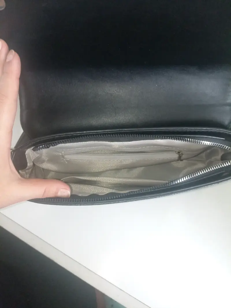 Cartera negra de cuero sintético con correa ajustable - 2