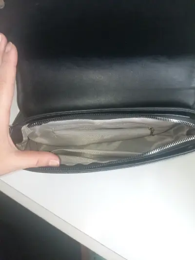 Cartera negra de cuero sintético con correa ajustable - miniatura 2