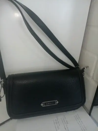 Cartera negra de cuero sintético con correa ajustable - miniatura 3