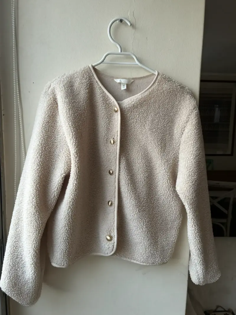 Chaqueta beige con botones dorados
