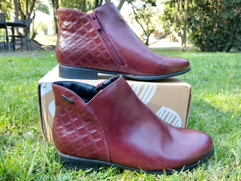 Botines de cuero burdeos para mujer con cierre lateral