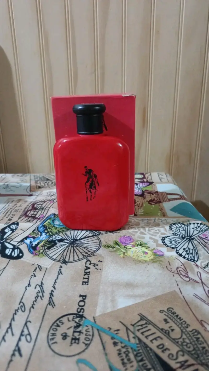 Perfume rojo para hombre con diseño de jinete