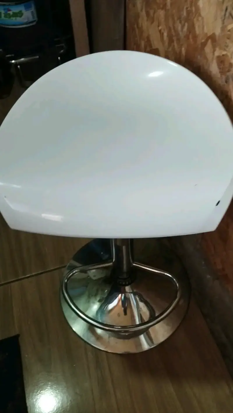 Taburete de Bar Blanco con Base Cromada - 1