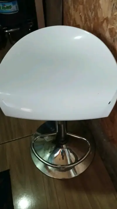 Taburete de Bar Blanco con Base Cromada - miniatura 1
