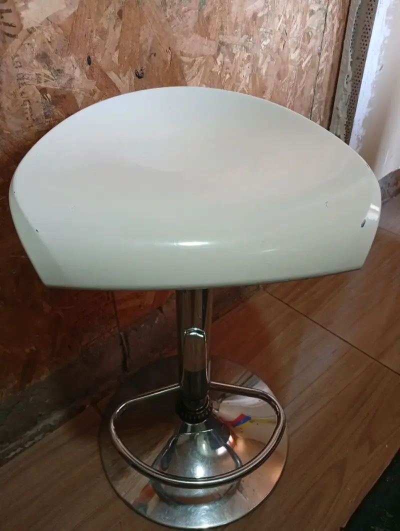 Taburete de Bar Blanco con Base Cromada - 4