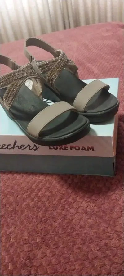 Sandalias Skechers Luxe Foam Mujer Beige - miniatura 1