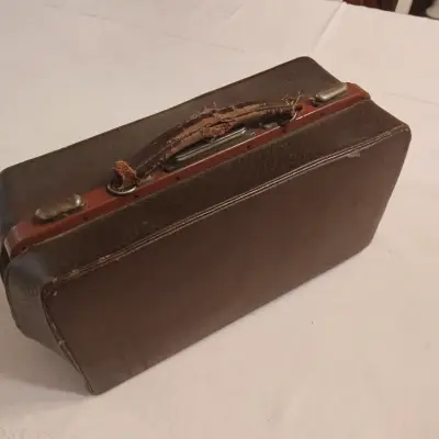 Maletín vintage de cuero marrón con asa desgastada - miniatura 1