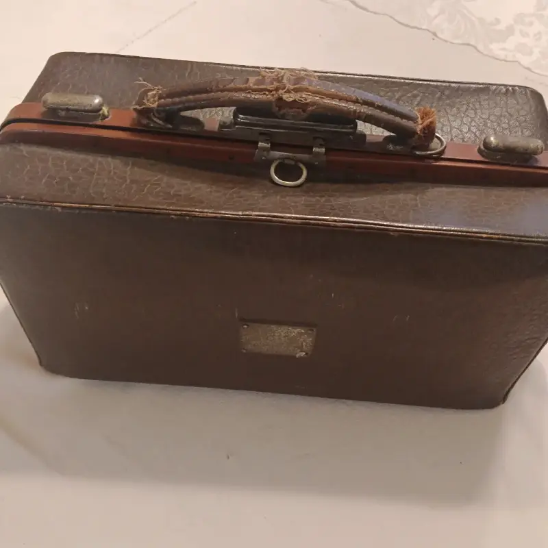 Maletín vintage de cuero marrón con asa desgastada - 2