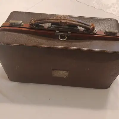 Maletín vintage de cuero marrón con asa desgastada - miniatura 2