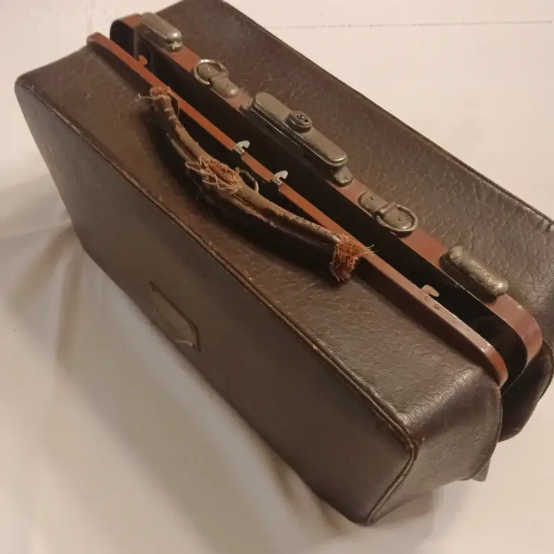 Maletín vintage de cuero marrón con asa desgastada - 3