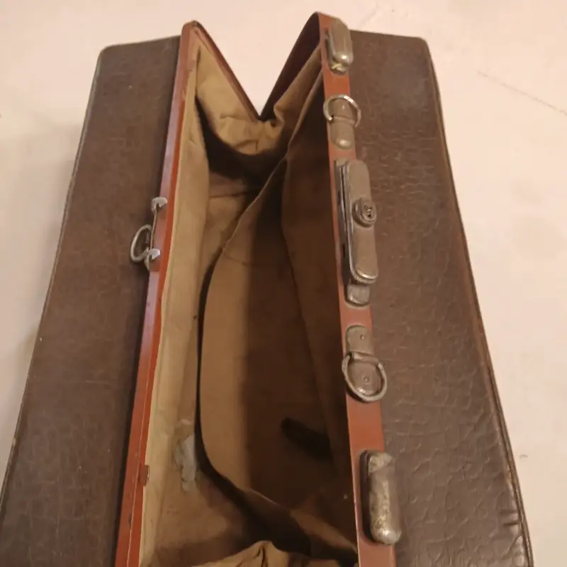 Maletín vintage de cuero marrón con asa desgastada - 4