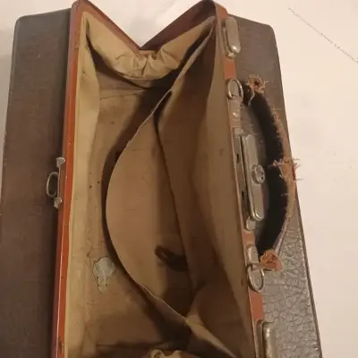 Maletín vintage de cuero marrón con asa desgastada - miniatura 5