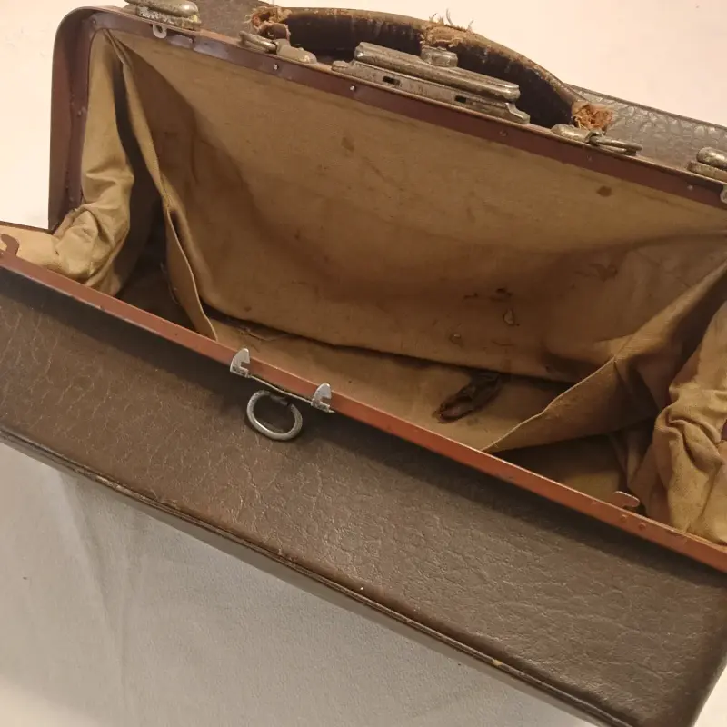 Maletín vintage de cuero marrón con asa desgastada - 6