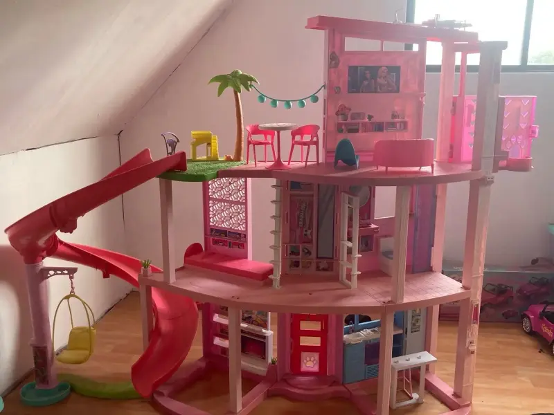 Casa de muñecas grande con tobogán y accesorios - 1