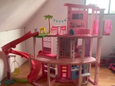 Casa de muñecas grande con tobogán y accesorios - miniatura 1