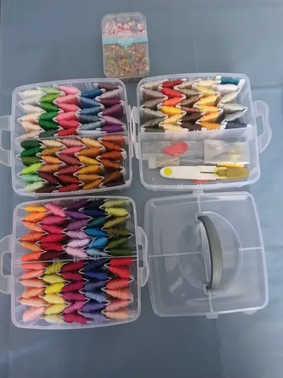 Set de hilos de bordar con accesorios de costura - miniatura 1