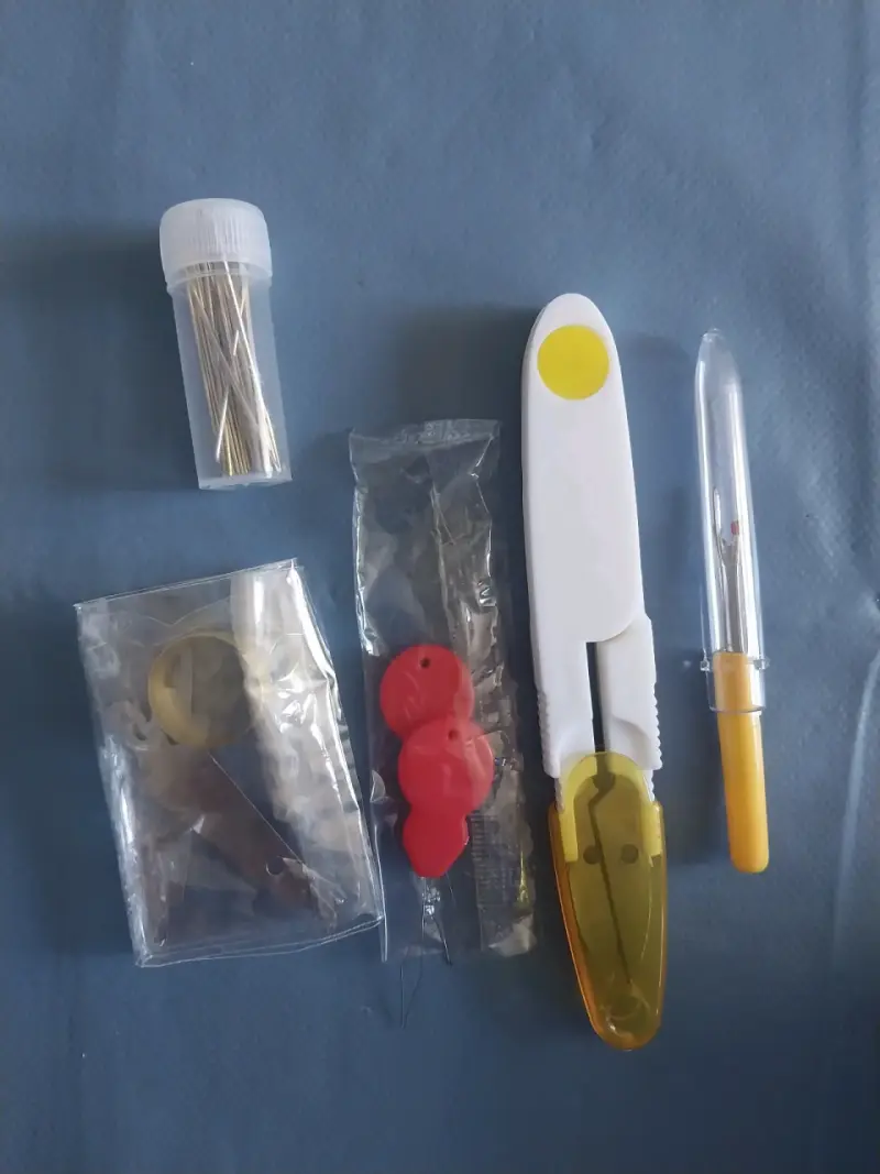 Set de hilos de bordar con accesorios de costura - 2