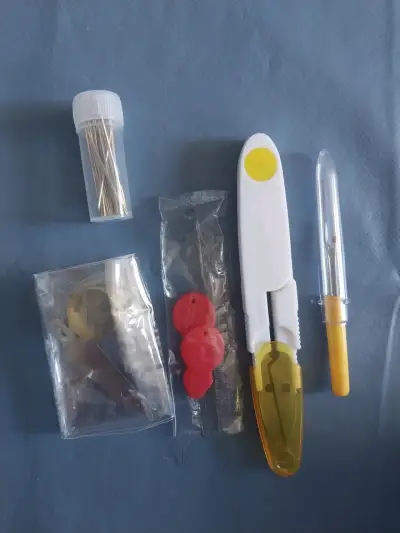 Set de hilos de bordar con accesorios de costura - miniatura 2