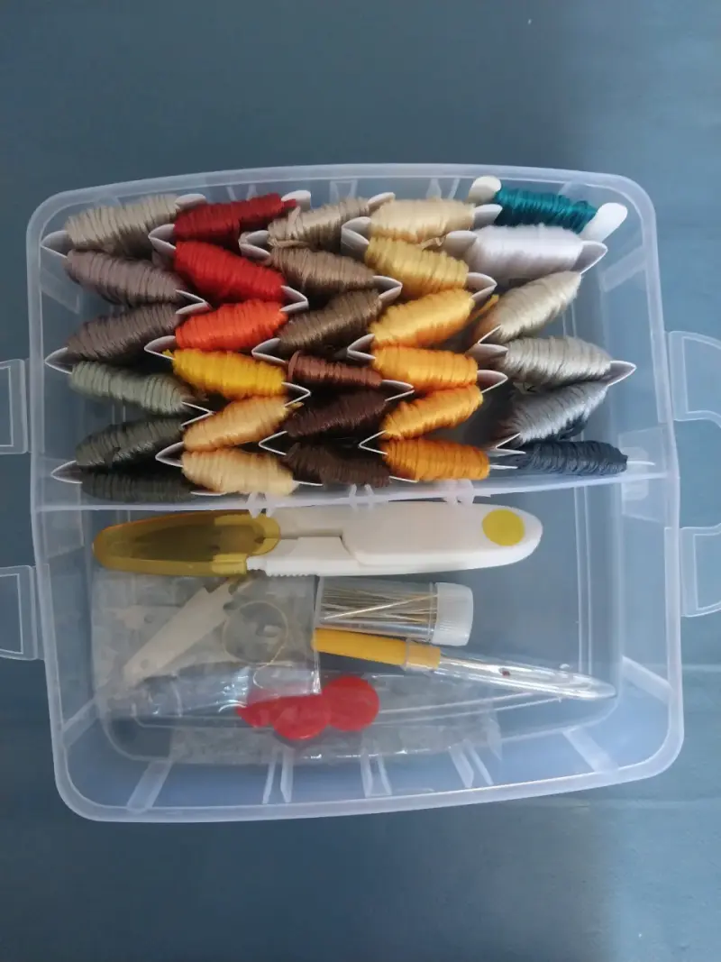 Set de hilos de bordar con accesorios de costura - 4