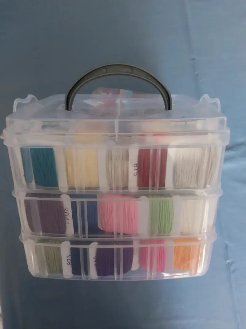 Set de hilos de bordar con accesorios de costura - 6