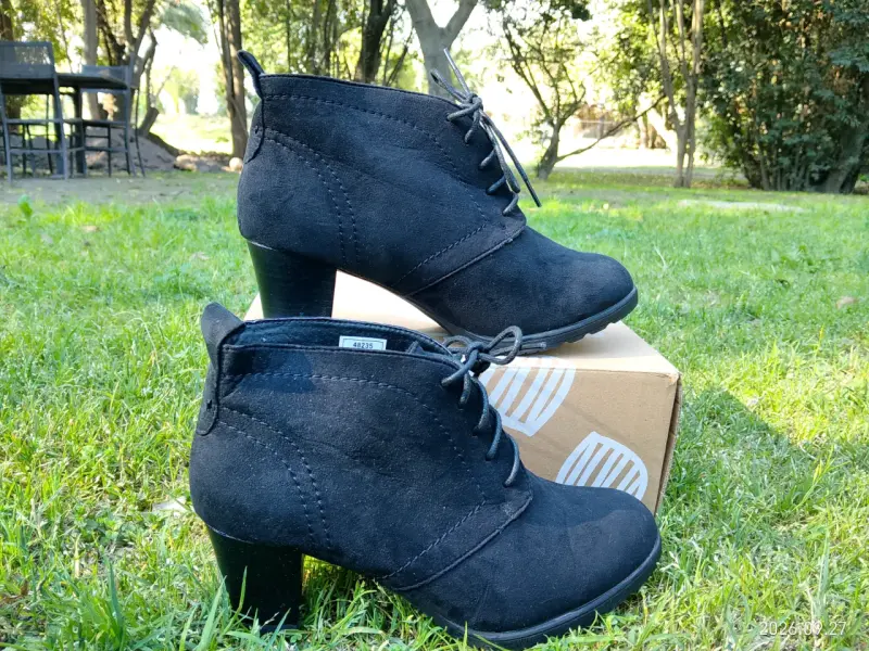 Botines de tacón negro para mujer