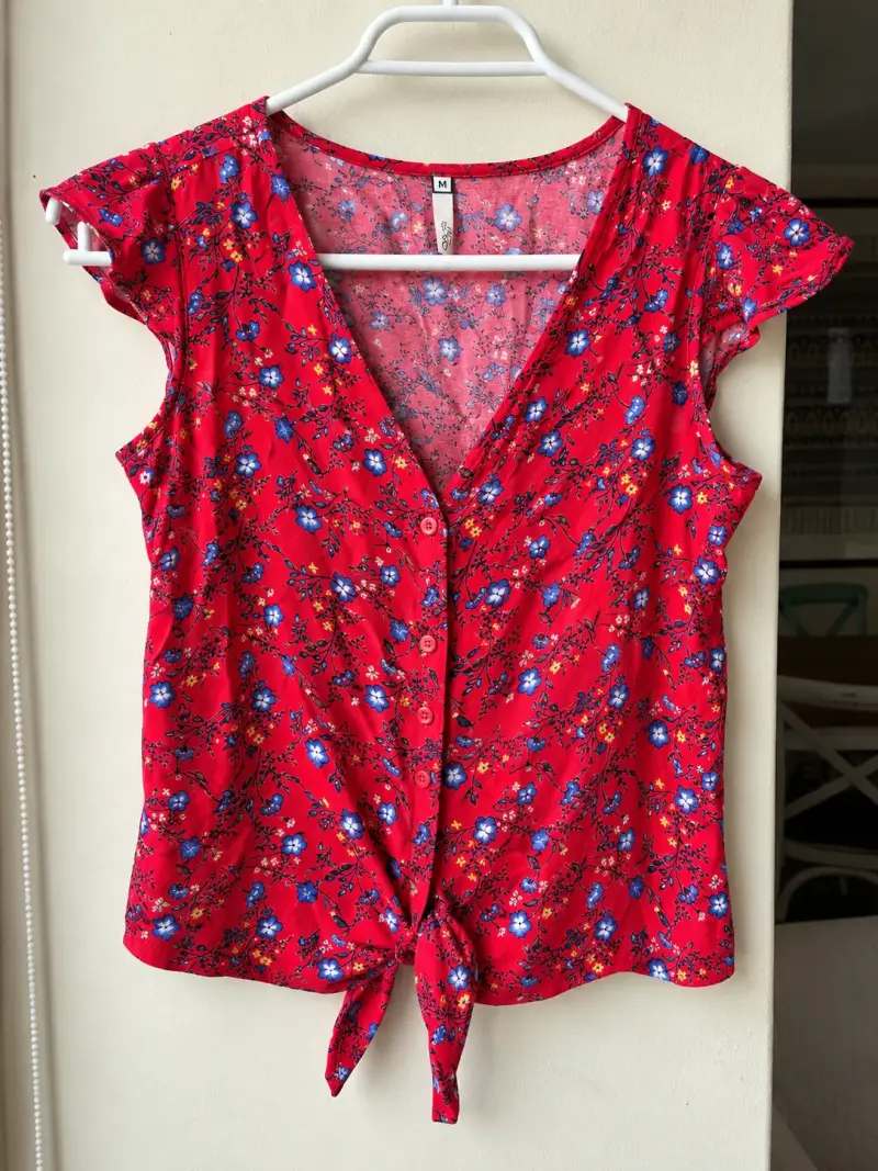 Blusa roja floral con lazo en el frente