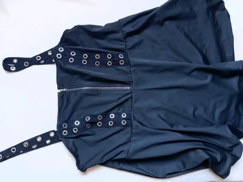 Vestido negro con ojales metálicos