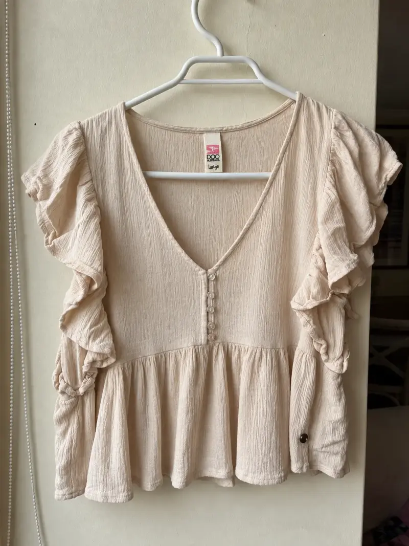 Blusa beige con volantes para mujer