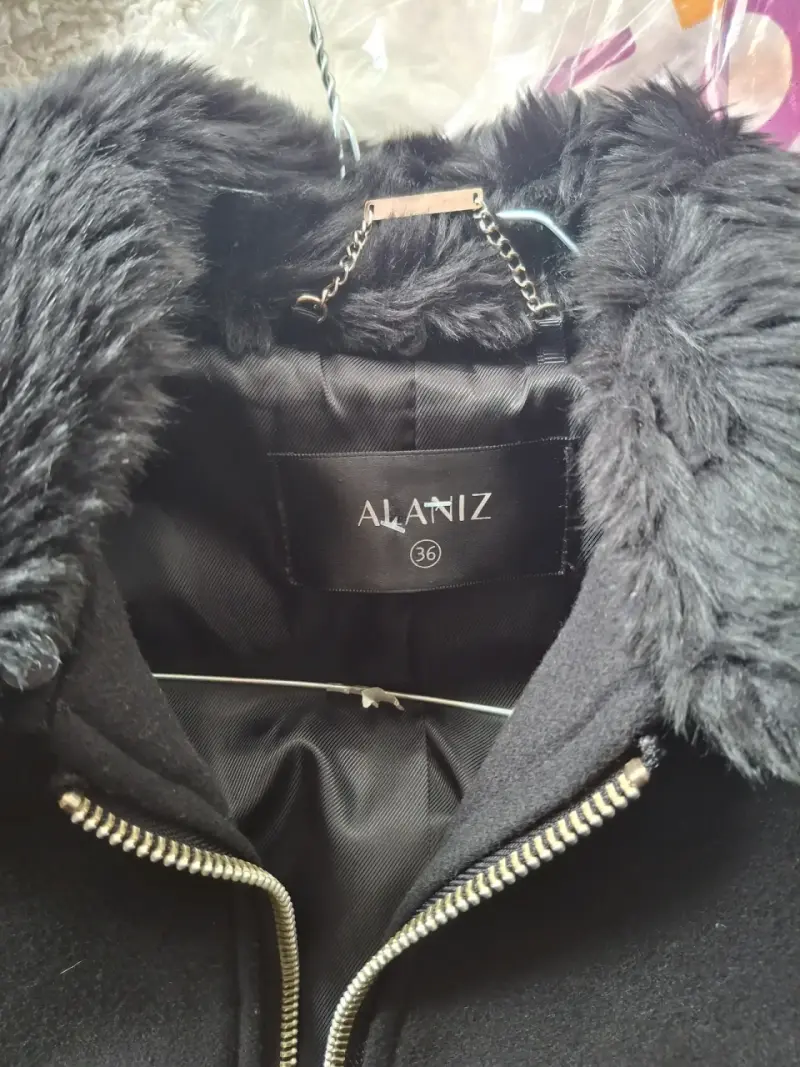 Abrigo negro con cuello de piel Alaniz - 3