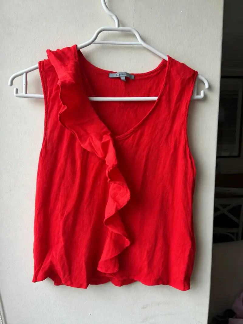 Blusa roja sin mangas con volante Basement