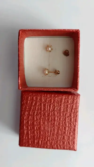 Aros de perla dorados en caja - miniatura 1