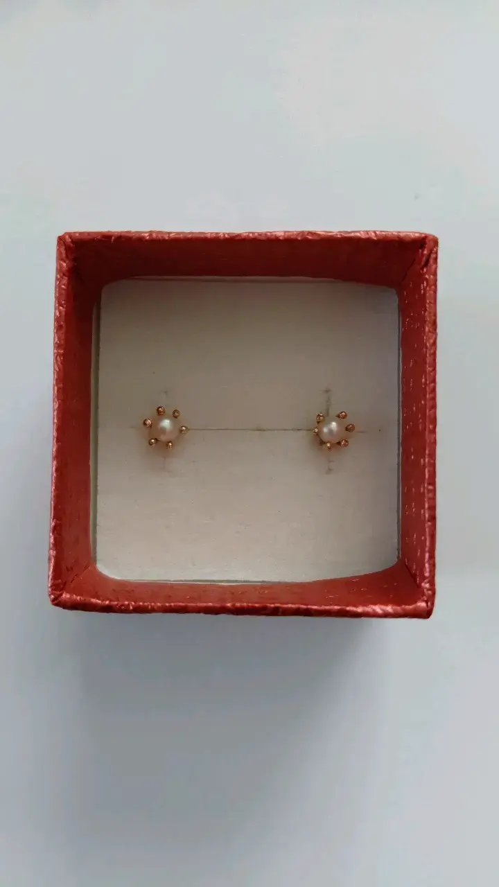 Aros de perla dorados en caja - 3