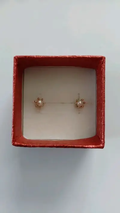 Aros de perla dorados en caja - miniatura 3