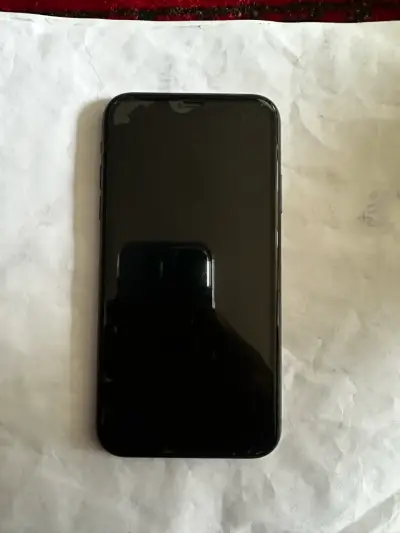 iPhone 11 en buen estado color negro - miniatura 1