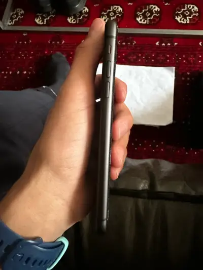 iPhone 11 en buen estado color negro - miniatura 3