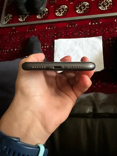 iPhone 11 en buen estado color negro - miniatura 4