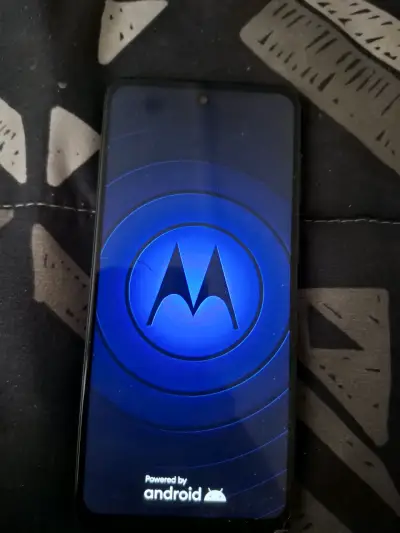Smartphone Motorola con triple cámara - miniatura 1