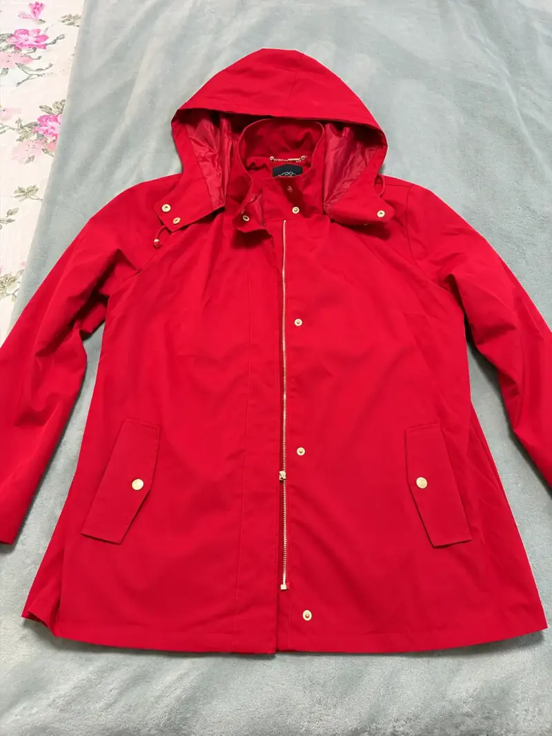 Chaqueta impermeable roja con capucha - 2