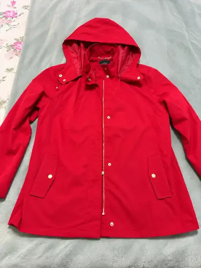 Chaqueta impermeable roja con capucha - miniatura 2
