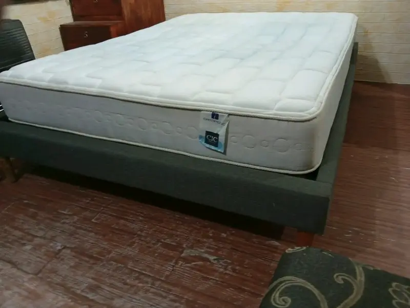 Cama de dos plazas con colchón CIC - 2
