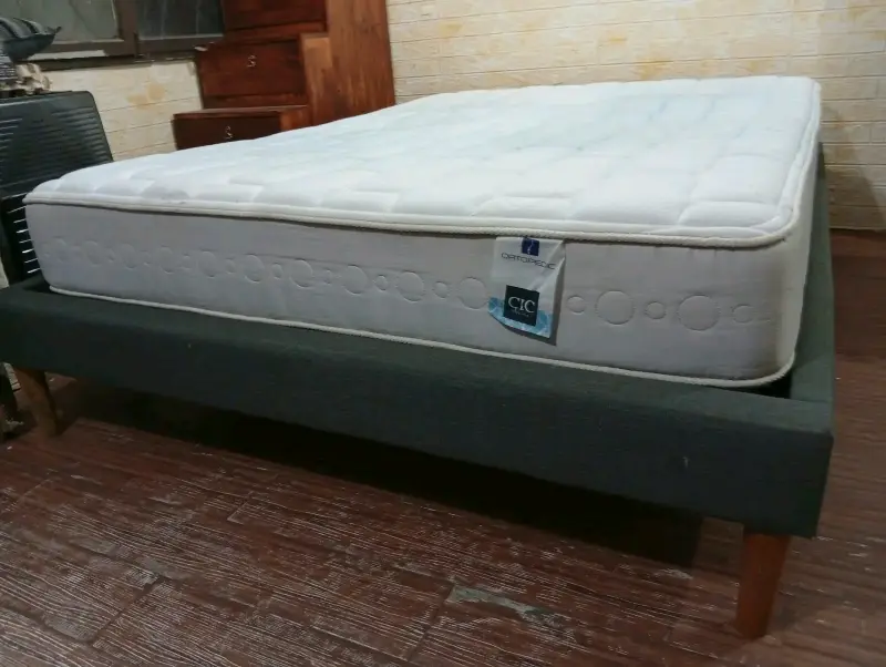 Cama de dos plazas con colchón CIC - 3