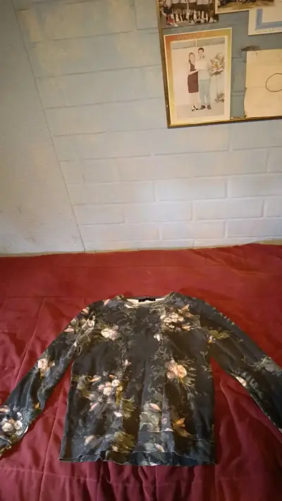 Polera manga larga floral para mujer - miniatura 1