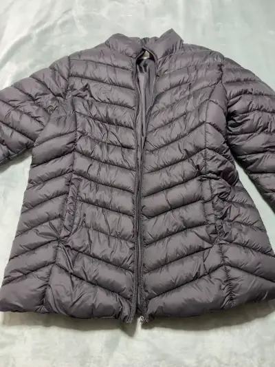 Chaqueta acolchada negra para mujer - miniatura 2