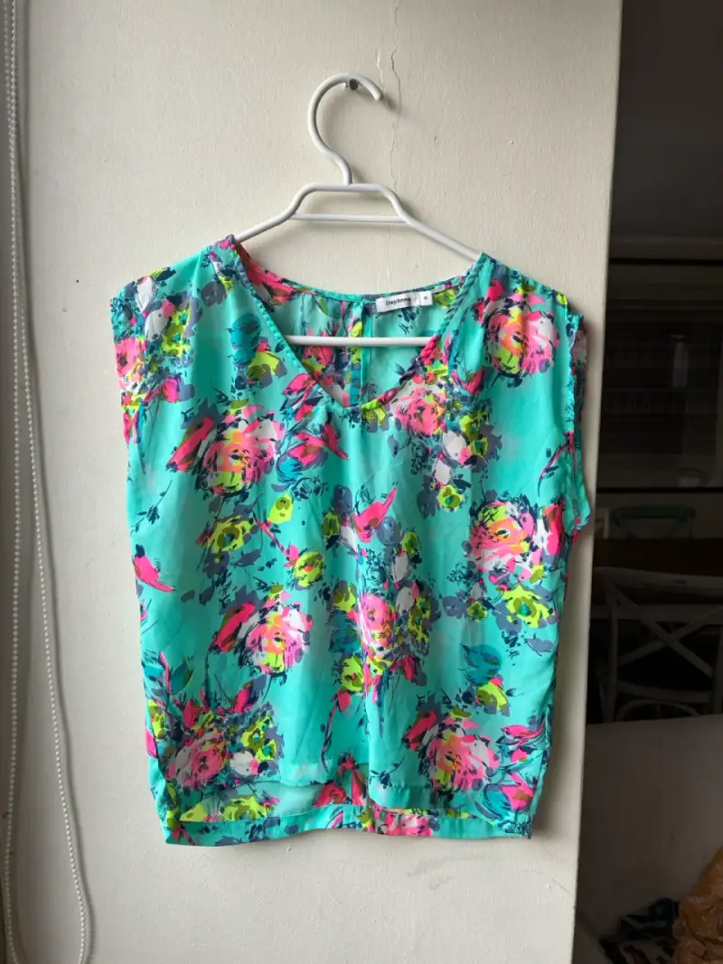 Blusa floral sin mangas Dayaday