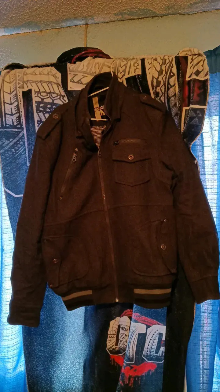 Chaqueta de hombre gris con bolsillos - 1