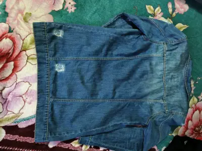 Chaqueta de mezclilla azul desgastada para mujer - miniatura 1