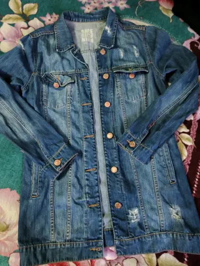 Chaqueta de mezclilla azul desgastada para mujer - miniatura 2