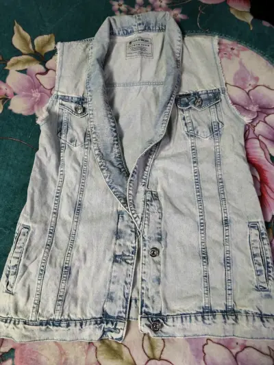 Chaqueta de mezclilla azul desgastada para mujer - miniatura 4